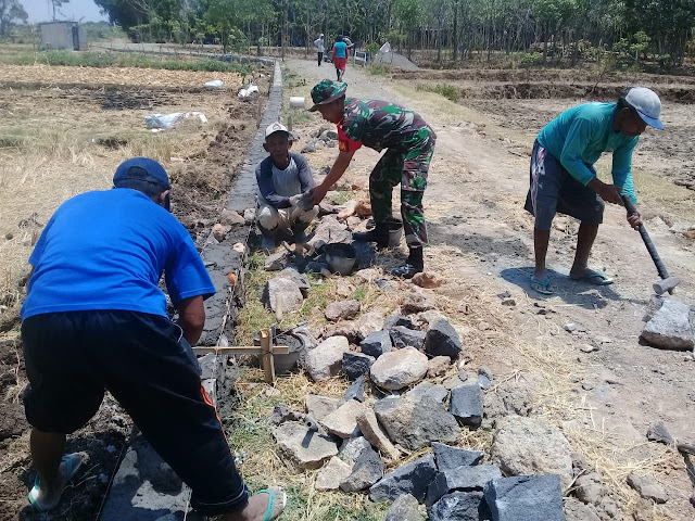 TNI Ikut Bergotong Royong Buat Talud Dan Pelebaran Jalan