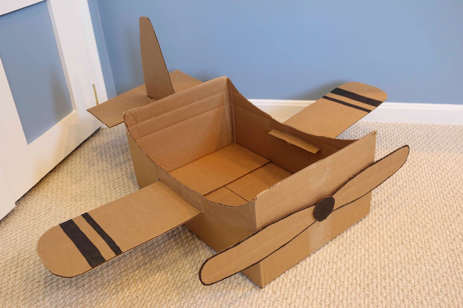 Поделка из картона поэтапно. Самолет из картонной коробки. Поделка самолет из картона. Самолёт из картона для детей. Объемный самолет из картона.