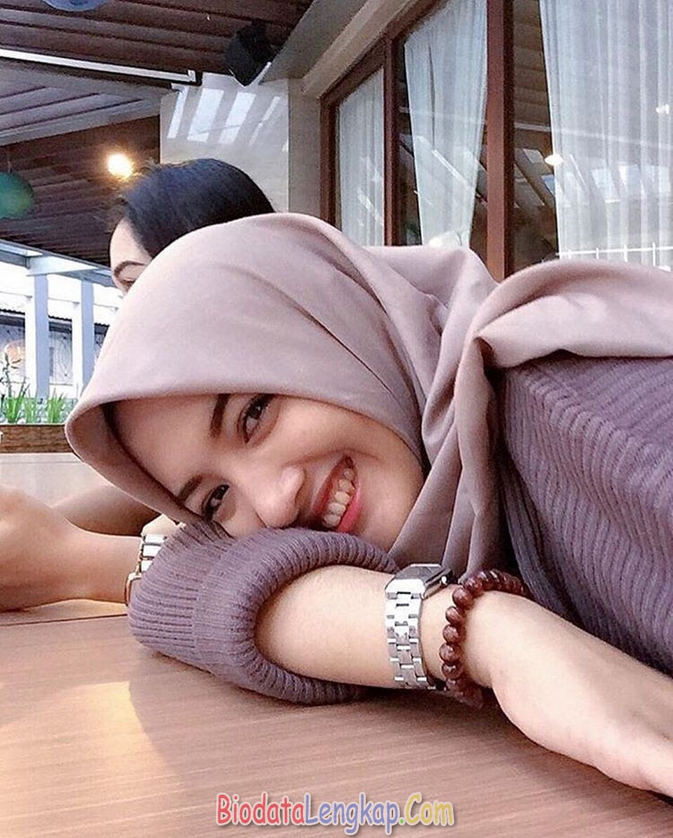 42 Foto Cewek Cantik Berjilbab Pas Banget Di Jadiin Istri