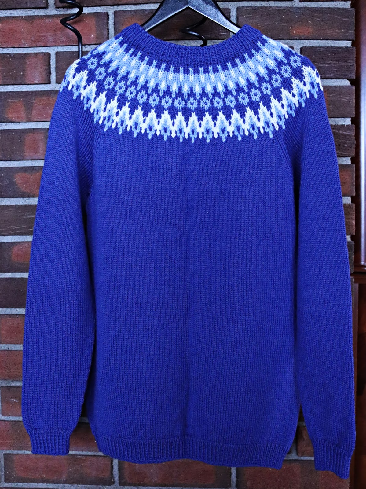 Rød Og Grå Genser Med Høy Hals