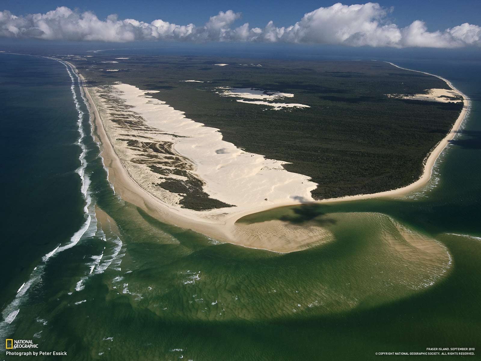Три самых больших островов. Квинсленд остров Фрейзер. Песчаный остров Фрейзер. Fraser Island Австралия. Остров Фрейзер (Восточное побережье Австралии).
