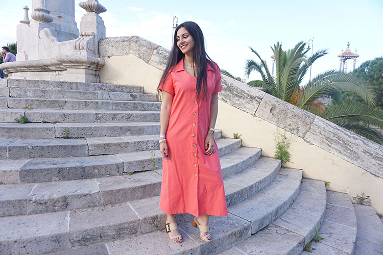 Look con vestido coral