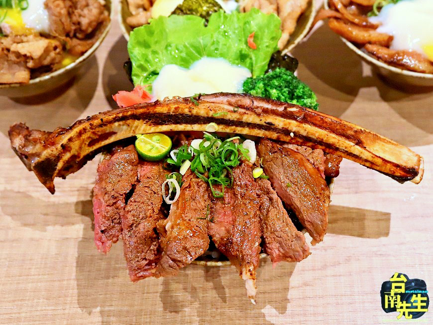 台南日式丼飯/超值佛心價最低120元起/從路邊小攤販賣到連鎖餐飲品牌/雞白湯+飲品內用無限暢飲喝到飽/現點現烤直火炙燒/獨家秘製燒肉醬/使用台灣豬/一開店就有客人上門