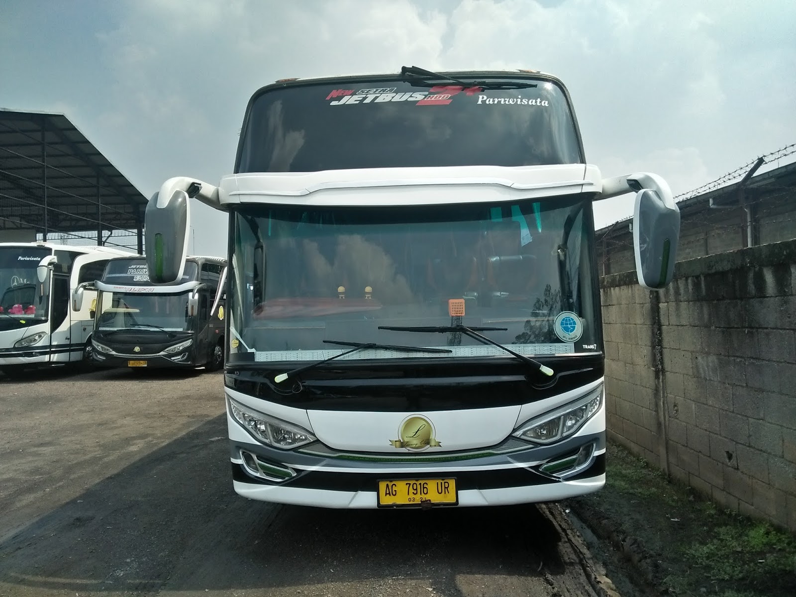 Mewah dan Nyaman: Mengulas Bus Pariwisata Luxury Class di Era Modern