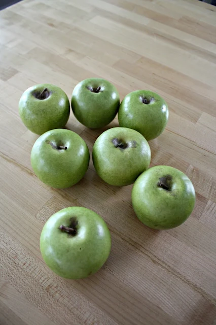 Realistic faux apples