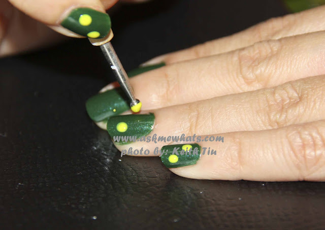 a photo of Daisies Flower nail Art 