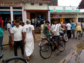 मेढ़ा बाजार में जांच के दौरान जुटे स्थानीय लोग।
