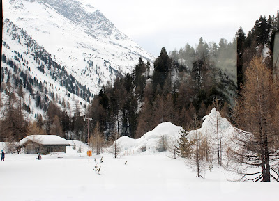 Casita cubierta de nieve en los Alpes