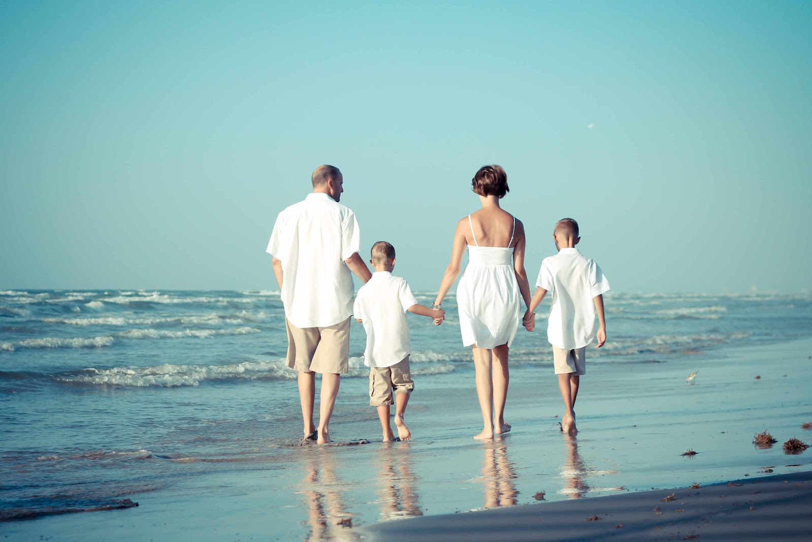 Мама папа на пляже. Счастливая семья на море. Семья с двумя мальчиками. Ребенок в семье. Семейная фотосессия.