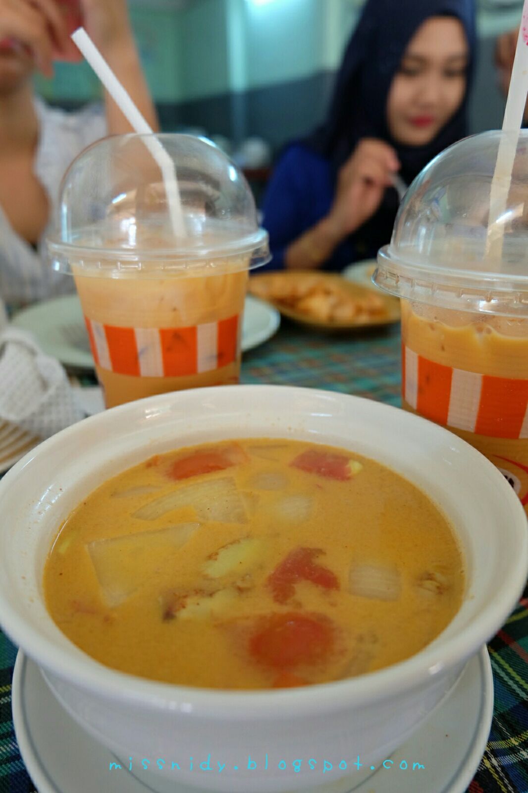 makan siang di phi phi island