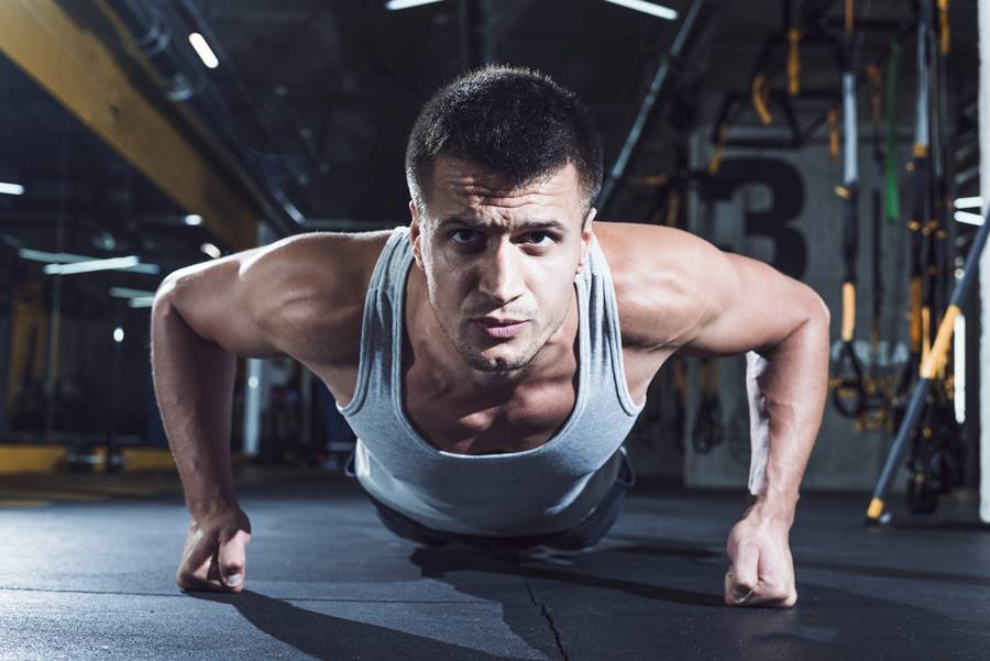 Hombre haciendo burpees