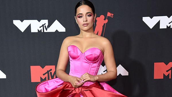 Camila Cabello luce vestido de corsé en los MTV VMAs 2021