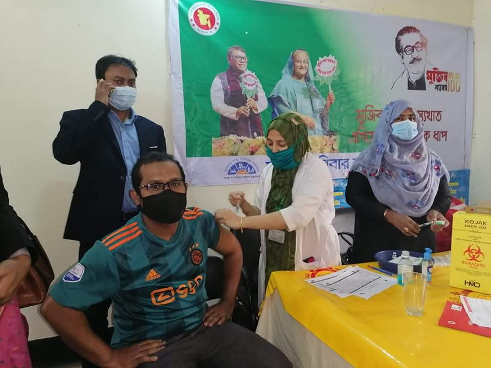 করোনার টিকা নিলেন মহেশখালীর ইউএনও মাহফুজুর রহমান করোনার টিকা নিলেন মহেশখালীর ইউএনও মাহফুজুর রহমান