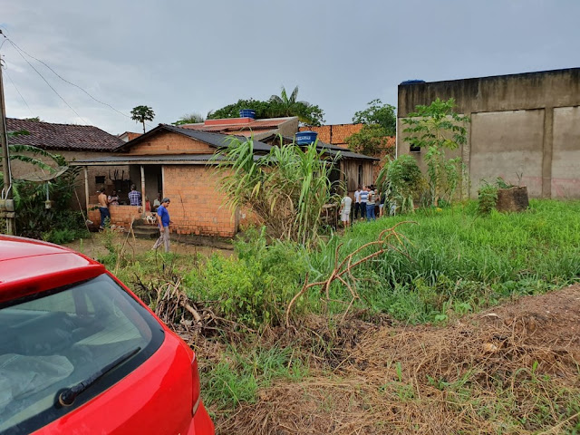 Mulher chega de velório e encontra marido morto com corte no pescoço Mulher chega de velório e encontra marido morto com corte no pescoço