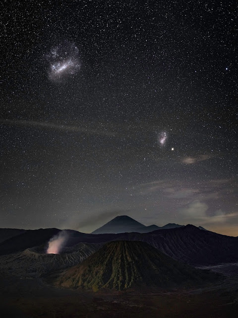 Восход Большого и Малого Магеллановых Облаков над горой Бромо – активным вулканом в национальном парке острова Ява в Индонезии