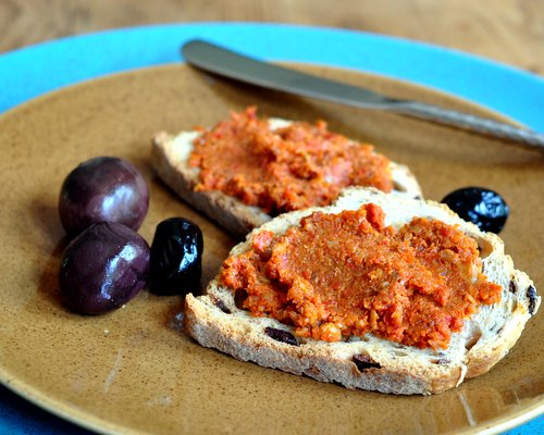 Sun-Dried Tomato Spread ♥ KitchenParade.com, a thick pesto-like spread made with sun-dried tomatoes, roasted peppers and toasted walnuts. Beautiful color!
