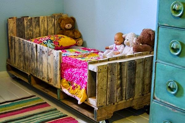 Recycle wooden pallets and turn them into home furnishings