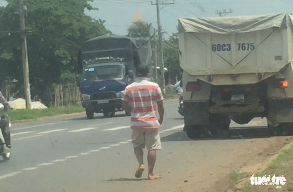 'Xe đã gửi đội', 'Xe của sếp lớn đó', 'Xe này gửi một tháng mấy triệu đó mà', 'Thôi cho đi đi'… Sau những cuộc gọi như thế, CSGT Đồng Nai đang tuần tra phải để xe quá tải đi mà không xử lý.