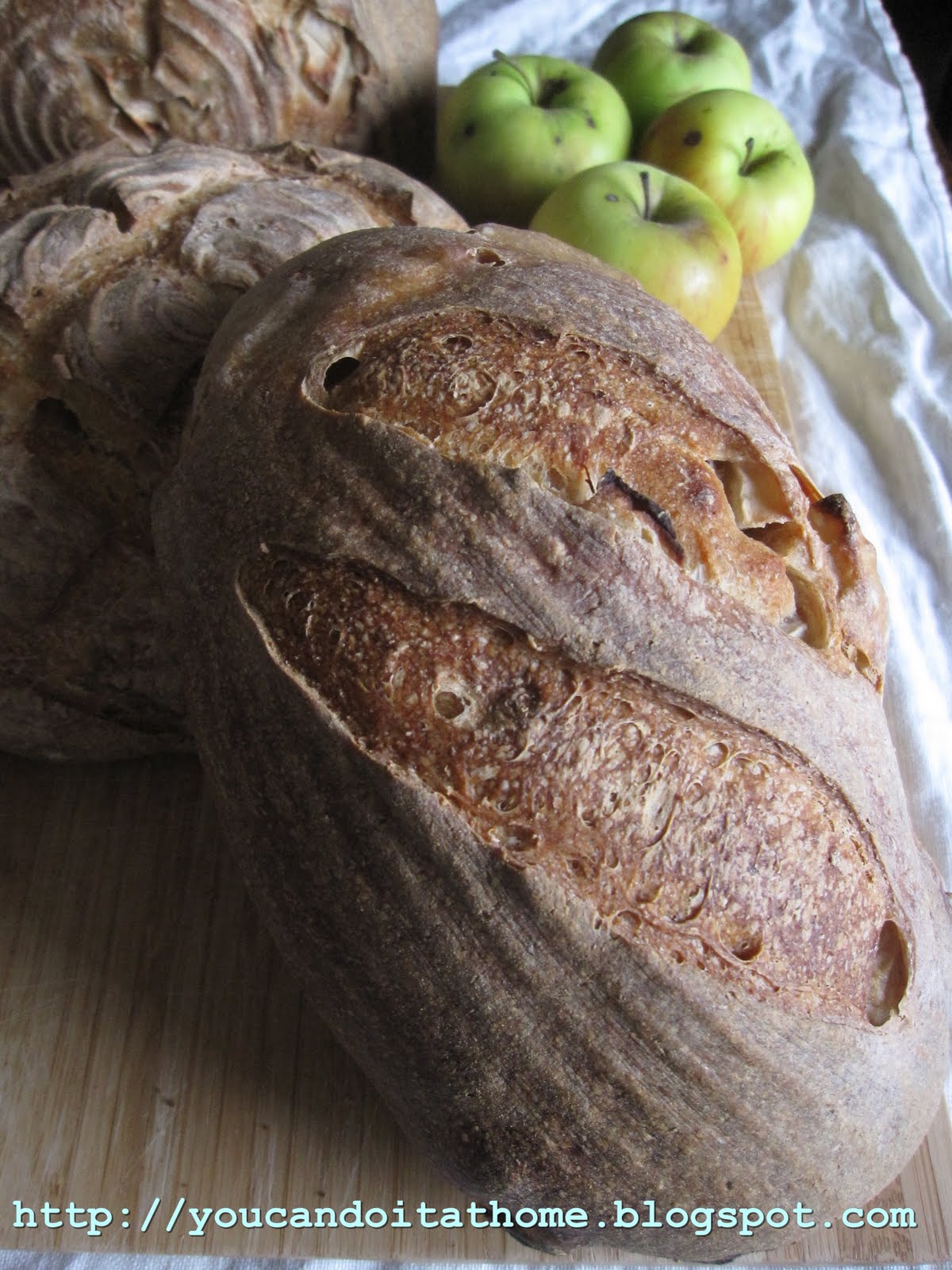 You can do it... at home! Apple Sourdough Bread the scent of apples