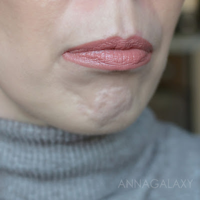 Карамельный оттенок на губах Увлажняющая губная помада Max Factor Colour Elixir 24HR Moisture 020 burnt caramel