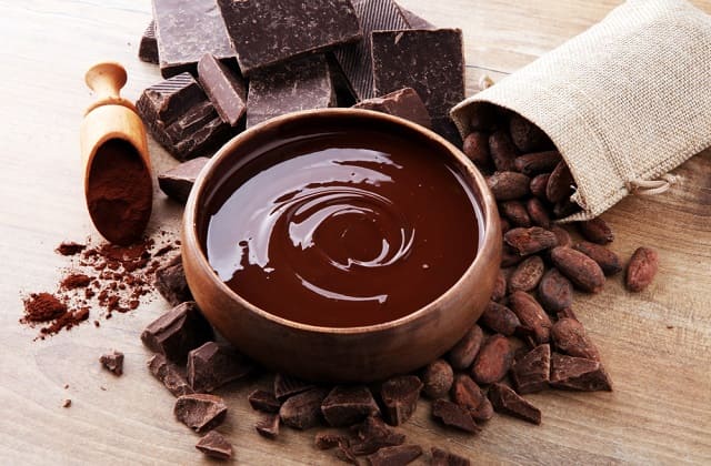 طريقة عمل صلصة الشوكولاتة اللذيذة بـ 4 طرق مختلفة في المنزل