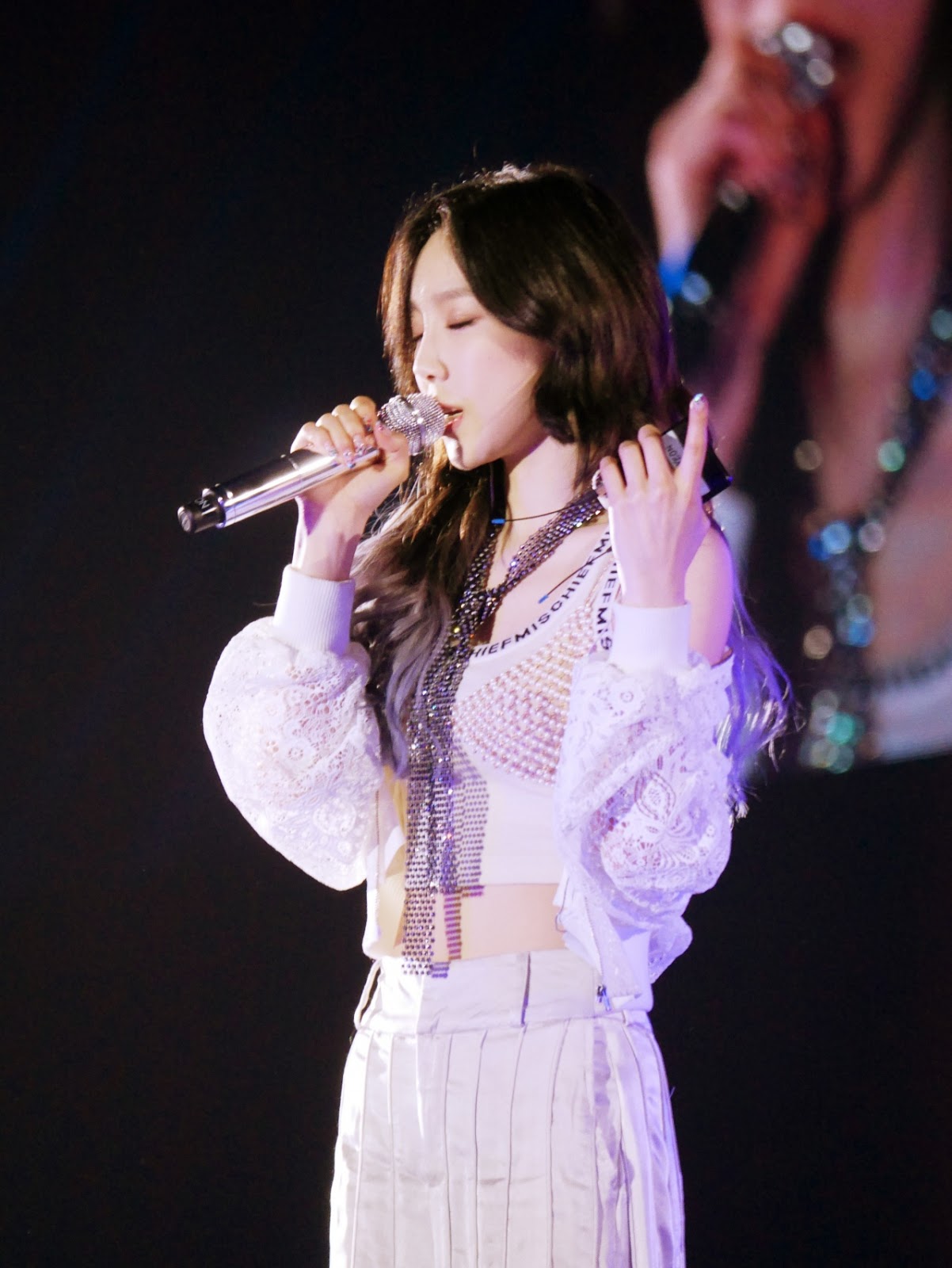 See SNSD TaeYeon's pictures from her 'PERSONA' concert in Hong Kong ...
