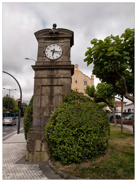 Mientras Jacinta está contando la historia, sin pensar, se han sentado en un banco del parque y al mirar el reloj se han dado cuenta que se les hace tarde.