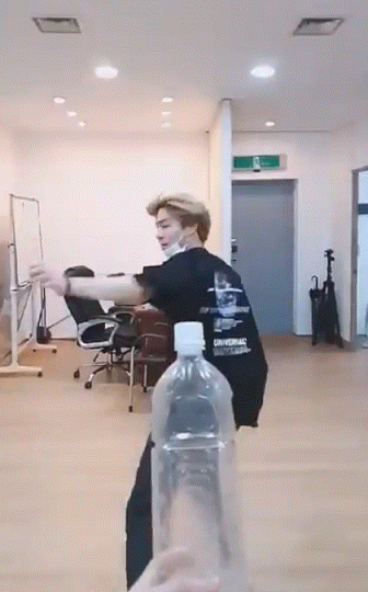 요즘 유행하는 병뚜껑 챌린지 성공한 남돌 | 인스티즈