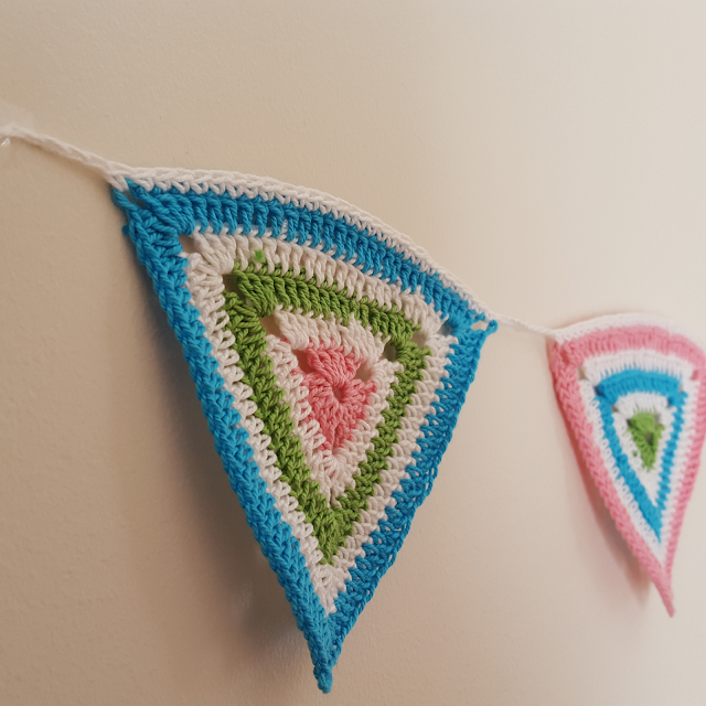 Colorful crochet bunting pattern