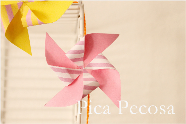 guirnalda-hecha-con-molinillos-de-papel-diy