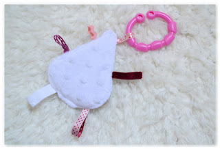 mini doudou étiquettes goutte minkee blanc anneau fuchsia