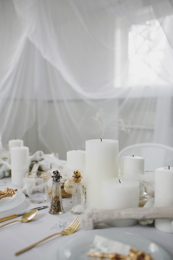 Cómo decorar una mesa de Halloween en blanco15