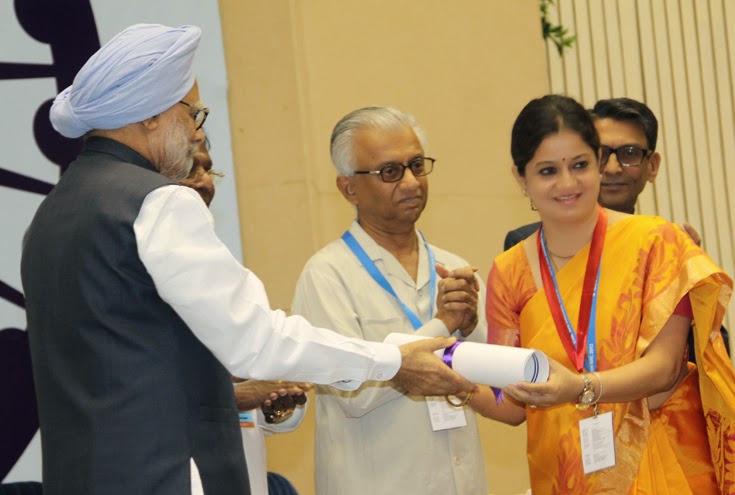 Prime Minister Dr Man Mohan Singh presenting Excellence in Public Administration Award to Gujarat Government in April 2013