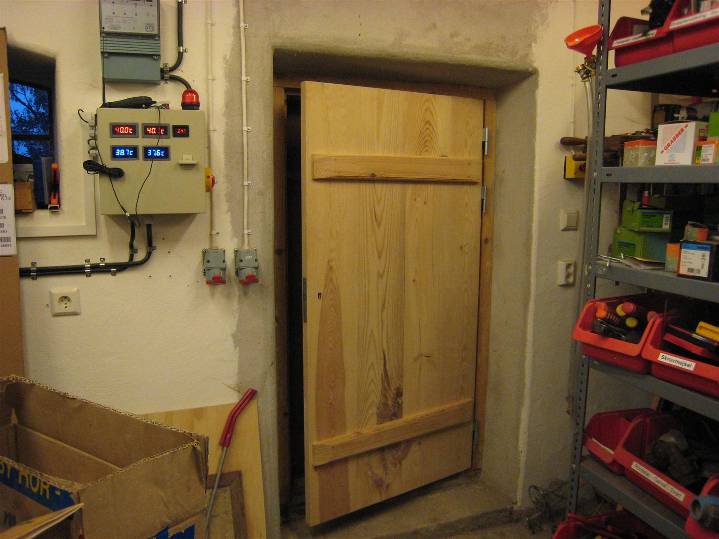 Mariehem i Skåne: Bygga en enkel plankdörr...