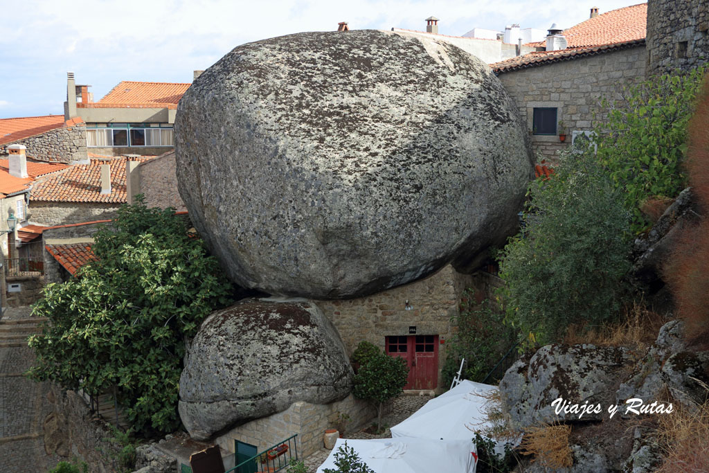 Grandes rocas sobre casas de Monsanto