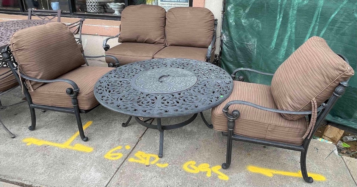 Uhuru Furniture & Collectibles 484263 Cast Iron Outdoor Set