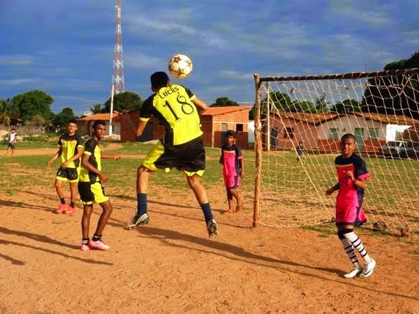 Paes Landim Noticias : Um jogo festivo encerra as atividades da Escolinha  de Futebol Fênix da cidade de Paes Landim durante o ano de 2014