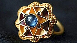 Золотой перстень неизвестного ювелирного мастера 10 - 11 века н.э. Оценен в £32,000 фунтов стерлингов...
