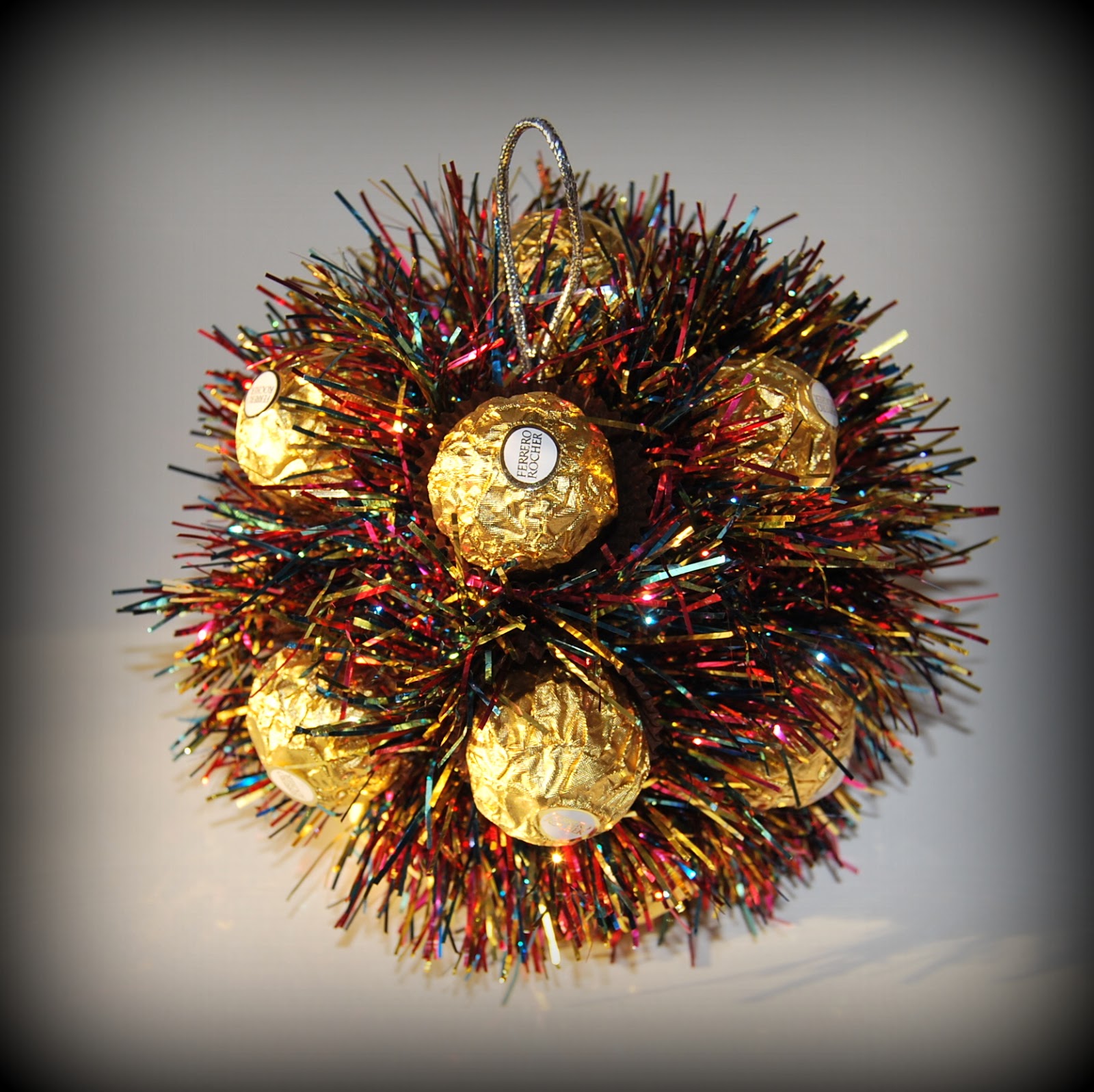 новогодние шары из конфет. новогодний шар из конфет. новогодние шары с конфетами. елка с конфетами. новогодний шар с конфетами.