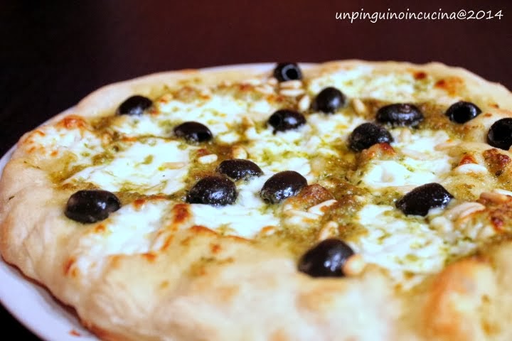 pizza con stracchino, pesto e olive nere 