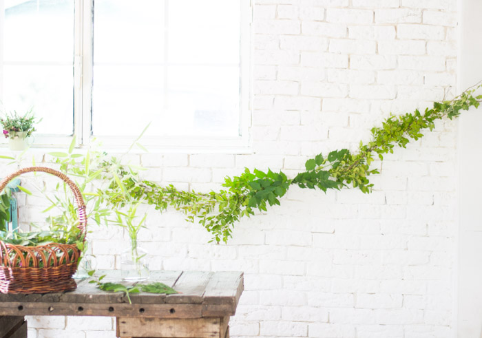 Cómo hacer una guirnalda de ramas y flores diy