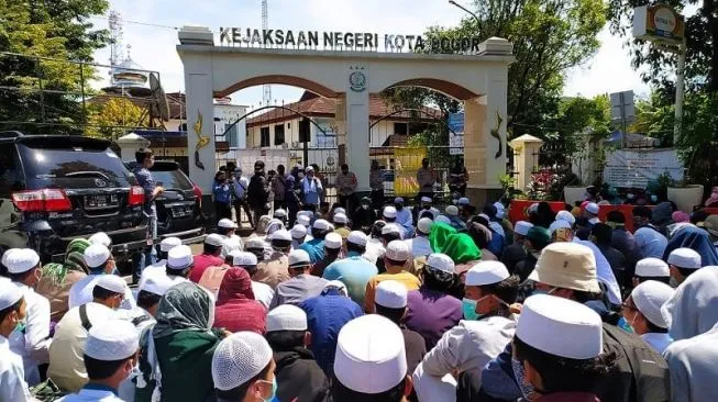 Ratusan-Pendukung-Habib-Rizieq-Geruduk-Kejaksaan-Bogor-Teriak-Kriminalisasi-Ulama