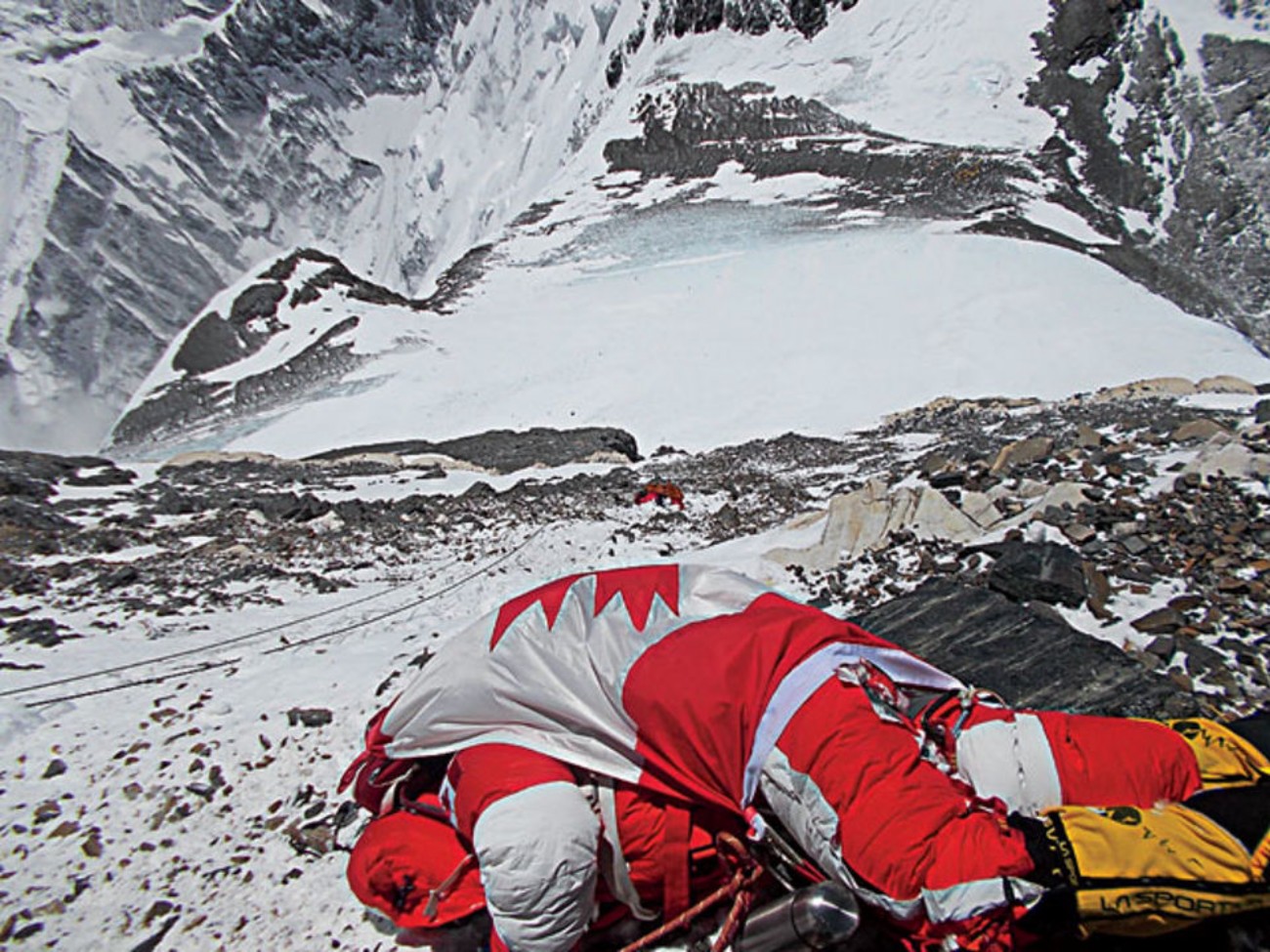 Гибло это. Канадская альпинистка Шрия Шах-Клорфайн. Эверест кладбище альпинистов. Ханнелоре Шмац Эверест.