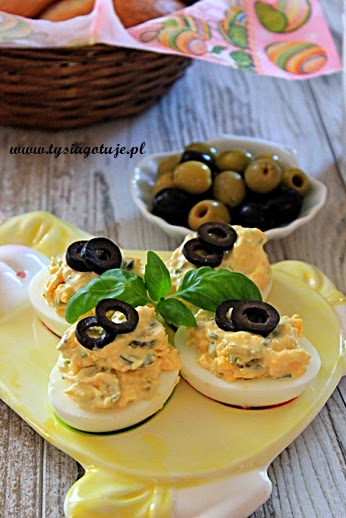 Jaja faszerowane serem żółtym i oliwkami