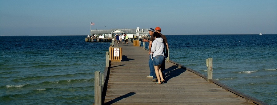 El muelle en Anna Maria City mirando hacia el interior de la bahía de Tampa El muelle en Anna Maria City mirando hacia el interior de la bahía de Tampa
