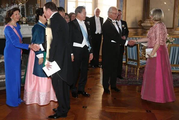 Crown Princess Victoria, Princess Sofia, Princess Madeleine, Queen Silvia. Diamond tiara, squin gold gown, Victoria's gold necklace