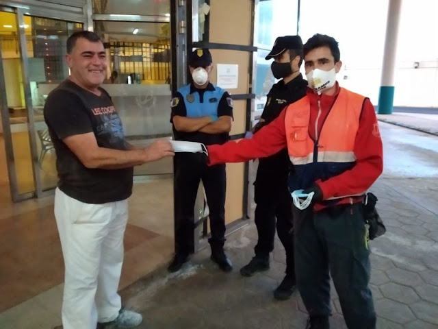 POLICIA%2BLOCAL%2BENTREGA%2BMASCARILLAS - Fuerteventura.-  Policía Local  de Puerto del Rosario sigue desplegando distintas acciones durante el confinamiento