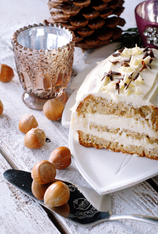 Kessy's Pink Sugar: Nusskuchen mit einer weißen Pralinen Buttercreme Kessy's Pink Sugar: Nusskuchen mit einer weißen Pralinen Buttercreme