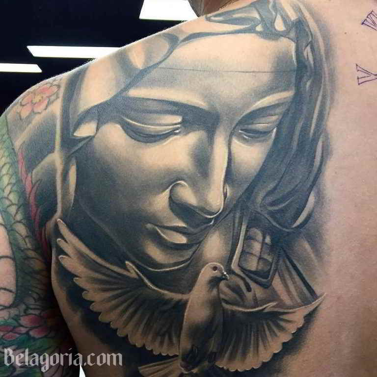 un tatuaje de la virgen maria
