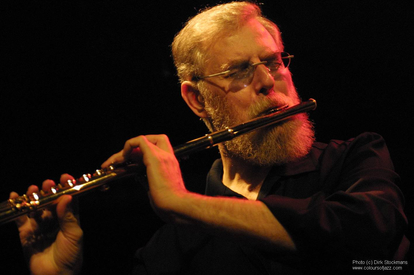 Play the flute. Lew Tabackin. Музыкант флейтист. Музыкант с флейтой. Человек играющий на флейте.